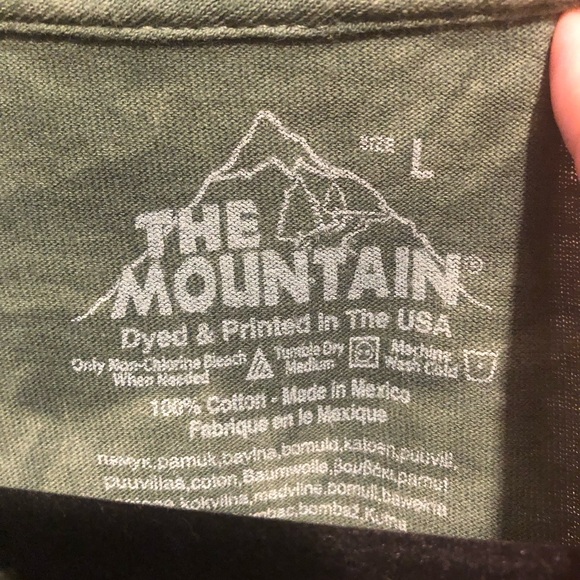 🎄The Mountain Christmas Squirrel Tee- 695 *tee deal $30 or $25 w/offer - Picture 4 of 5